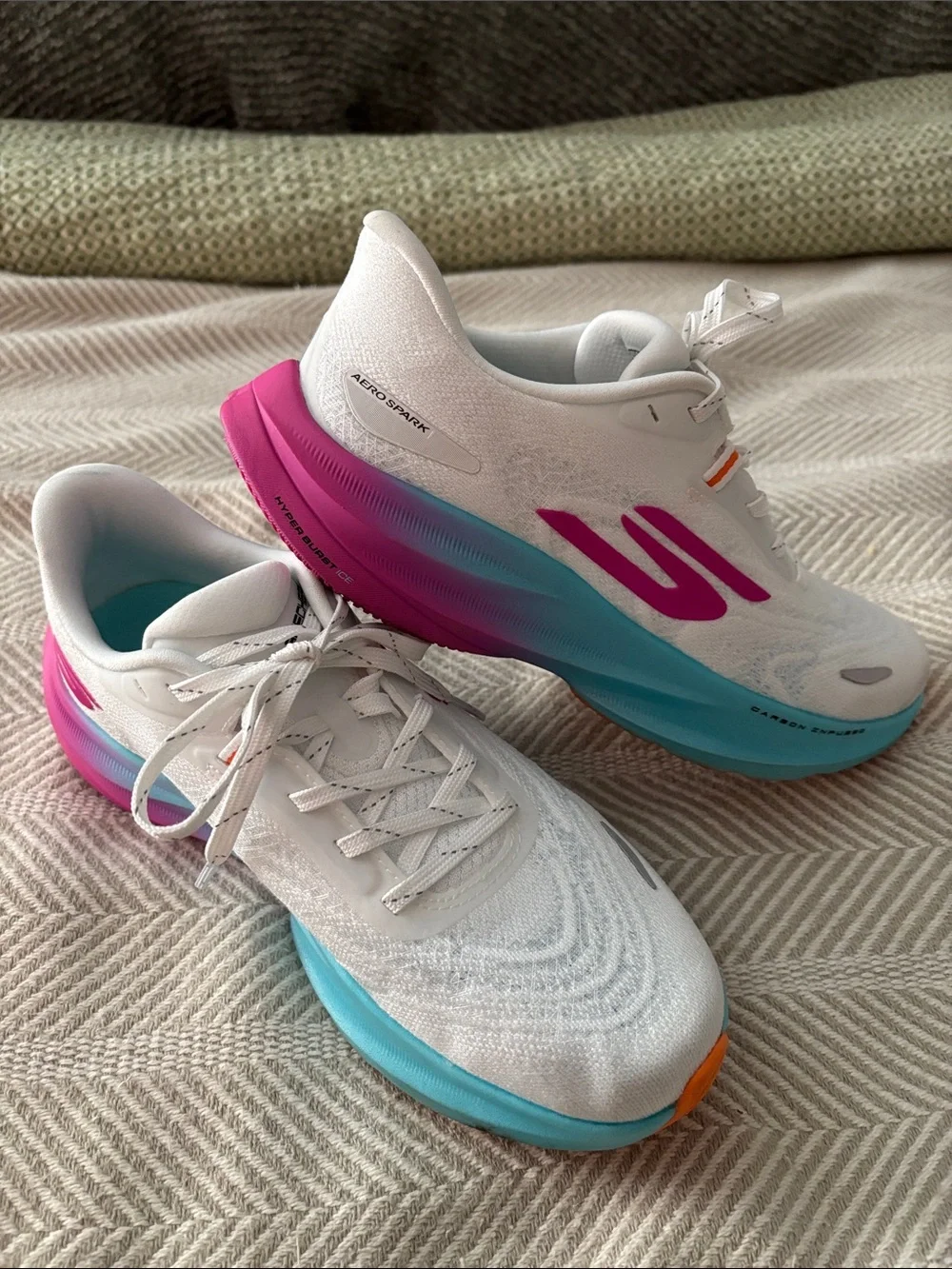 SKECHERS Aero Spark Women’s Size 7M Running Shoe